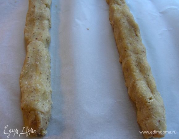 Тесто делим на 3 части. У меня была половина порции, поэтому получилось на 2 части. Из каждой части катаем длинную колбаску около 3 см толщиной.
