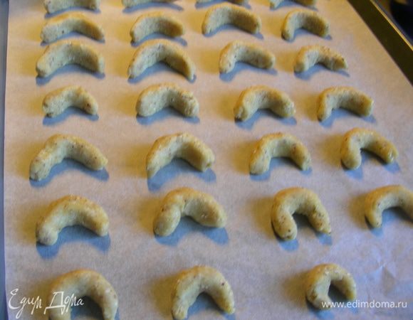 Далее в руках их немного раскатываем и делаем форму подковы или полумесяца. И так со всеми. Выкладываем их на противень на бумагу для выпечки. 
