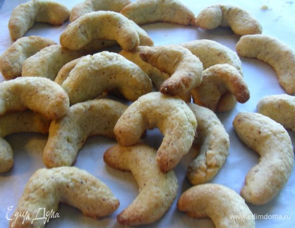 Ставим их в духовку 180-190 гр. минут на 10. 

