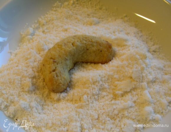 Достаем рогалики из духовки, даем им немного прийти в себя (минуты 3-5) - в начале они очень хрупкие. А затем еще теплыми обваливаем их в посыпке. Выкладываем обратно на бумагу для выпечки и даем подсохнуть. 
