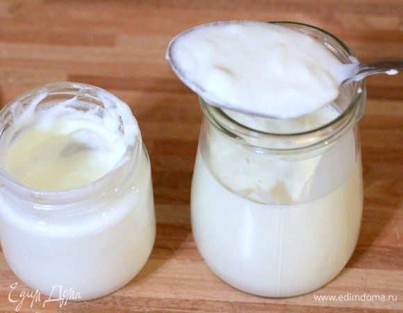 Все ингредиенты должны быть комнатной температуры. Добавляем йогурт в баночку со сливками. Перемешиваем.