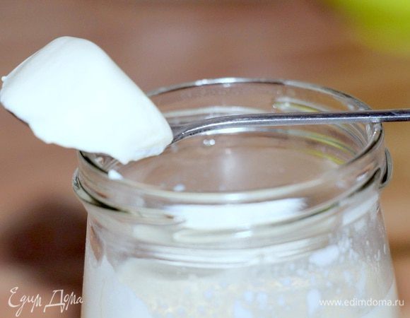 По прошествии времени масса загустеет, отправляем в холодильник еще на пару часов, где крем-фреш загустеет еще больше. И можно использовать!