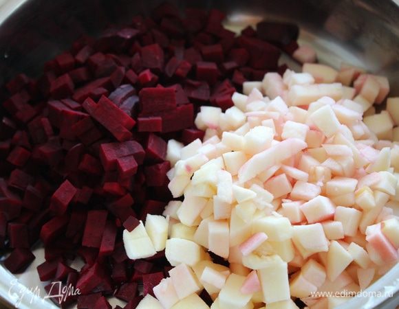 Свеклу и яблоко очистить и порезать на мелкие кубики.