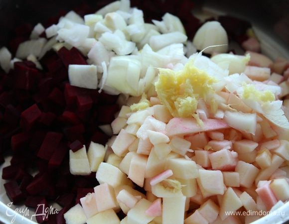 Добавить натертый имбирь,порезанный лук.