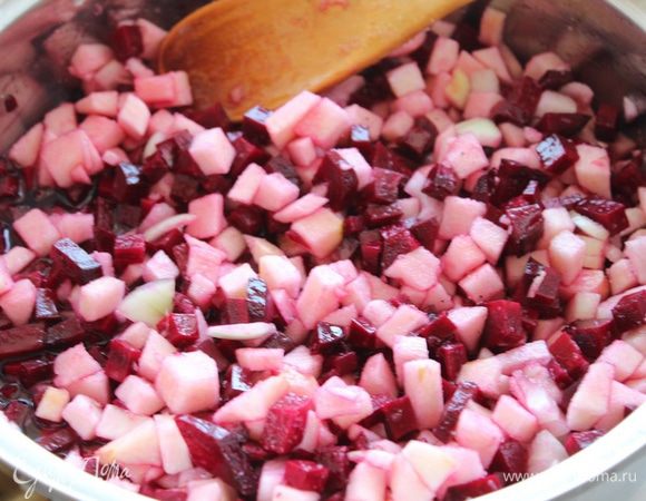 Хорошо перемешать.
Довести до кипения, убавить огонь  и готовить около часа,  помешивая, пока кусочки свеклы не станут мягкими.
