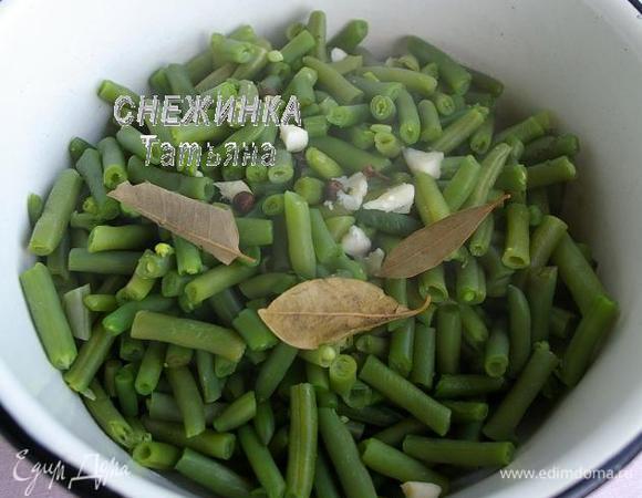 Стручковую фасоль моем, отрезаем кончики, дальше можно нарезать фасоль на несколько частей, а можно оставить целыми стручками. Варим фасоль практически до готовности, всё зависит от величины и «молодости» фасоли. Затем сцеживаем воду, к фасоли добавляем чеснок, очищенный и порезанный кусочками, гвоздику, душистый перец и лавровый лист.
