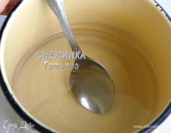 Пока варилась фасоль, подготовим маринад. Соединяем воду, соль, сахар, перемешиваем, ставим на огонь, даём закипеть. Добавляем масло и уксус, снова доводим до кипения.