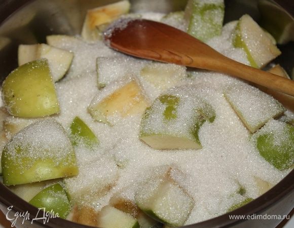 Яблоки нарезать на небольшие кусочки. Добавить совсем немного воды 3-4ст.л, затем сахар,чтоб сахар начал таять. Затем остальные кусочки с сахаром.

