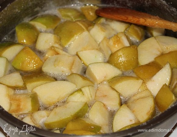 Сахар должен растворится, затем  варить на медленном огне, иногда помешивая, примерно 15минут.