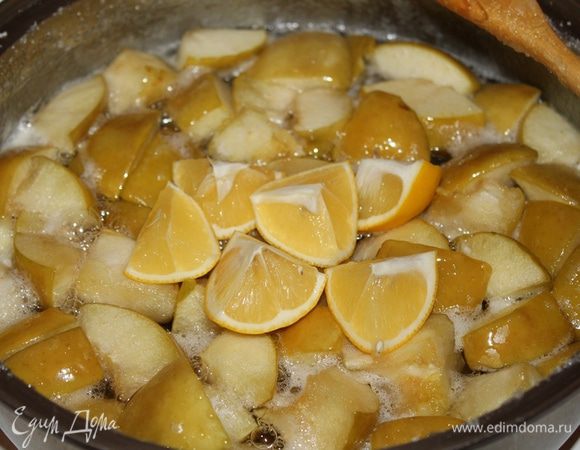 Затем добавить порезанный на несколько частей лимон,и еще потомить 15 мин.