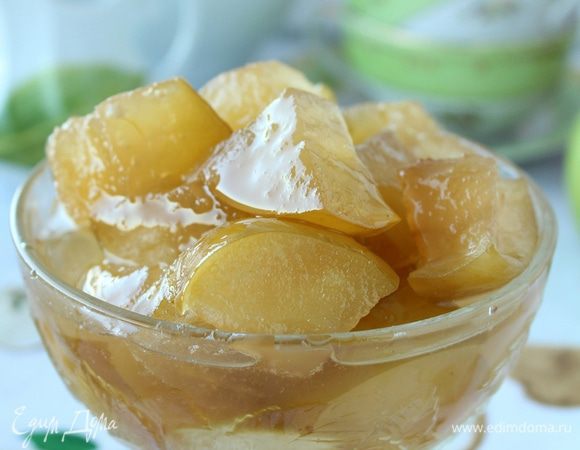 Варенье выключить, накрыть крышкой и оставить на ночь.
Утром  вынуть кусочки лимона, включить плиту и дать варенью еще раз закипеть. Как закипело - выключить плиту и накрыть варенье крышкой.
Остывшее варенье разложить по банкам.
