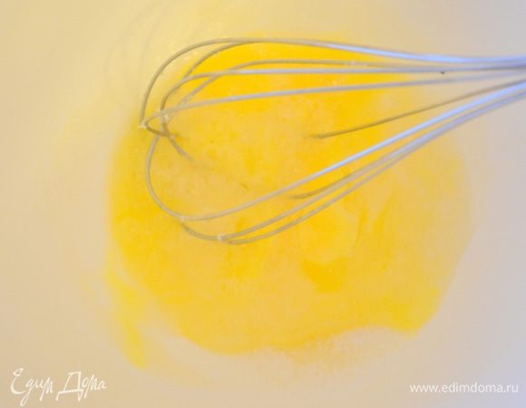 Яйцо растереть с сахаром.