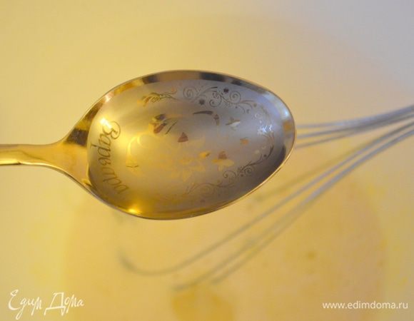 Добавить оливковое масло, молоко и щепотку соли перемешать.