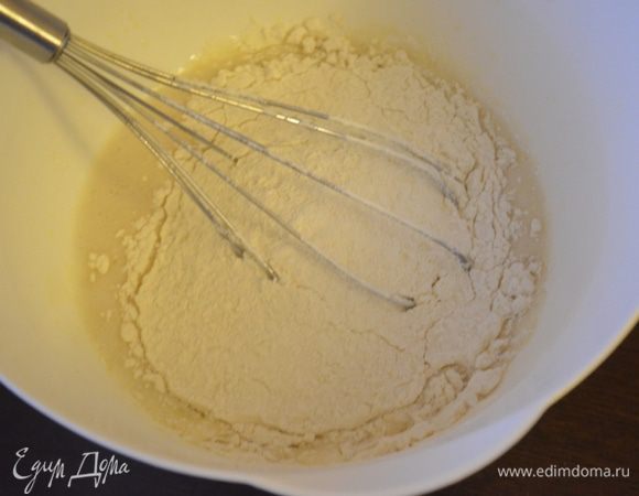 Ввести муку и орехи, взбить венчиком.