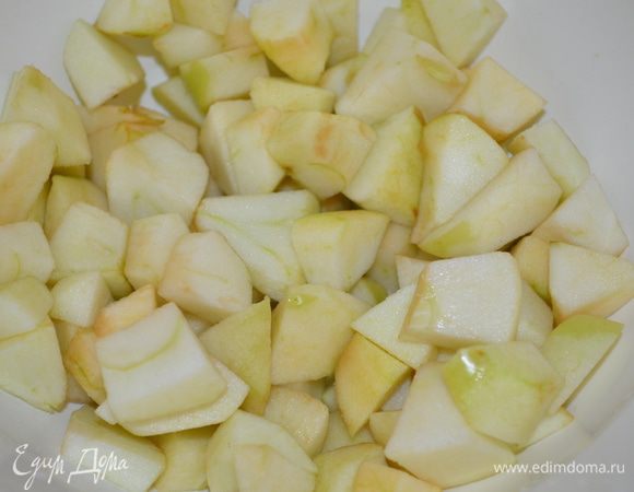 Яблоки помыть и почистить, нарезать на кубики.