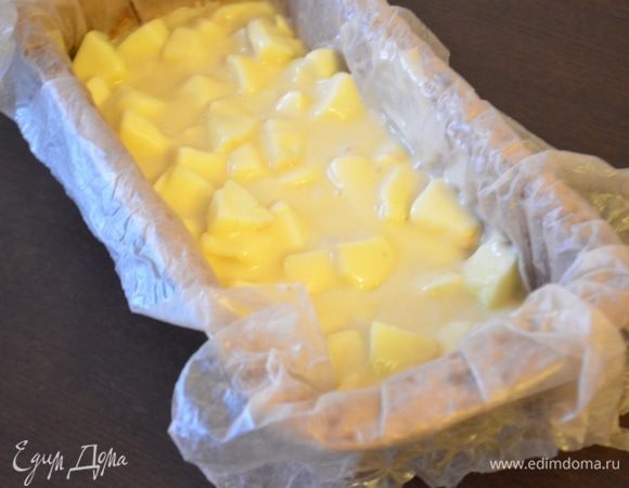 Тесто вылить в форму для кекса, застеленную бумагой для выпечки. 