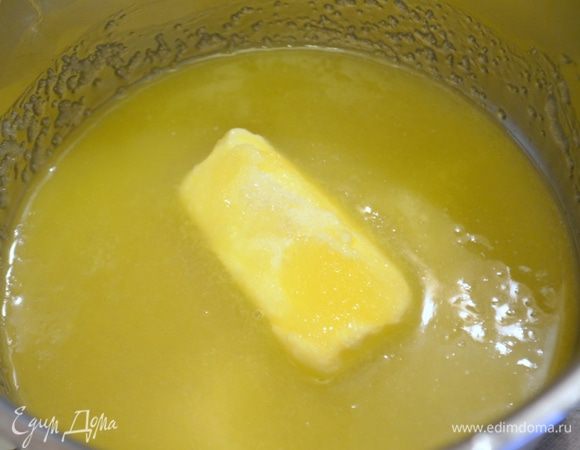 Пока кекс выпекался делаем крустильян: в ковшике растопить сахар с маслом до однородности, 