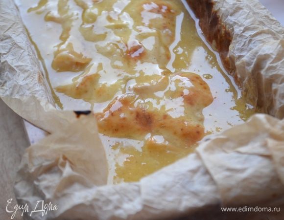 Вылить готовый крутильян на кекс, распределить его по всей поверхности.