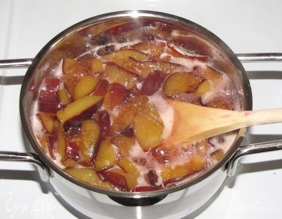 Положить в емкость для варки варенья, засыпать сахаром, добавить пол стакана воды. Довести до кипения, убавить огонь и варить 10 минут.