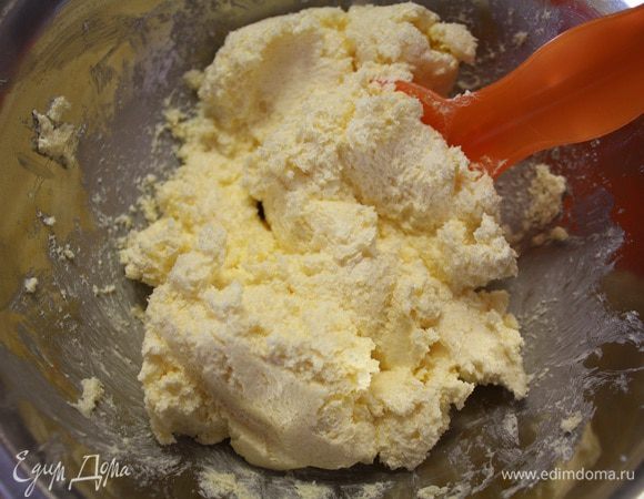 Взбейте масло с сахаром венчиком или деревянной ложкой до светлой пышной массы.