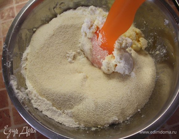 Всыпьте муку и манную крупу.