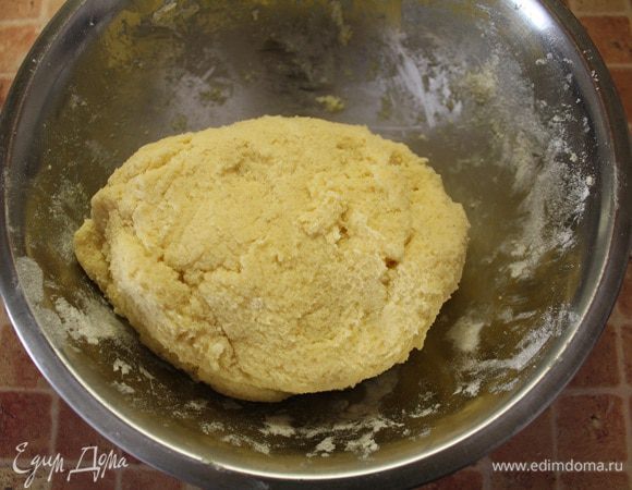 Слегка перемешайте деревянной ложкой, а затем вымесите руками однородное тесто.