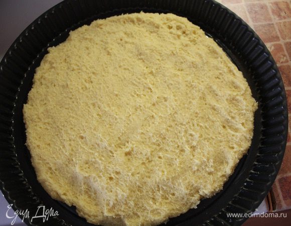 Раскатайте тесто в пласт толщиной 2 см и выложите в форму.Наколите тесто вилкой и отправьте в духовку, разогретую до 150 градусов, на 50 минут.