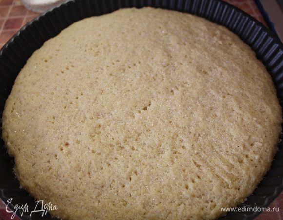 Густо посыпьте горячий пласт мелким сахаром.