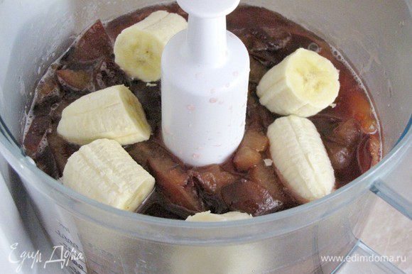 Вылить сливовую массу в блендер, добавить нарезанный банан.