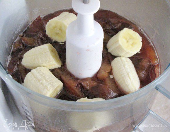 Вылить сливовую массу в блендер, добавить нарезанный банан.