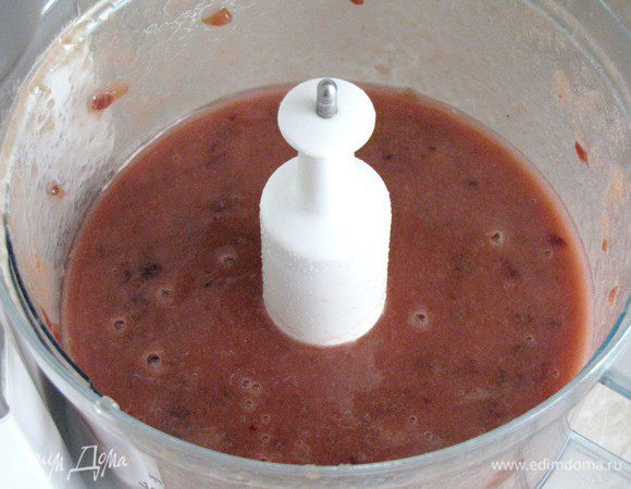 Измельчить все до состояния пюре. Затем можно протереть через сито, чтобы избавиться от кусочков сливовой шкурки. Но я  этого не делала. 