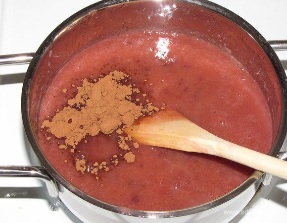 Вернуть варенье на огонь, всыпать какао-порошок, довести до кипения и готовить 5 минут. 