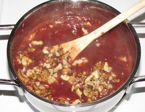 Всыпать рубленые орехи и готовить еще 3 минуты. 