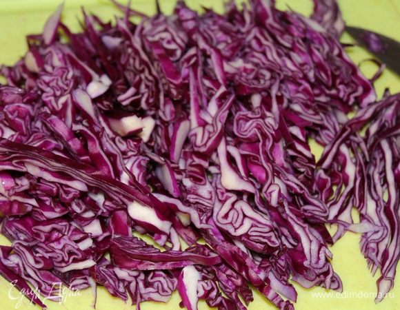 Капусту нашинкуйте, положите в банку, утрамбуйте.