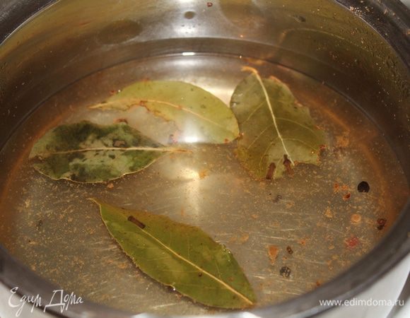 Сварите маринад из указанных ингредиентов, прокипятите 3–5 минут. В конце влейте уксус.