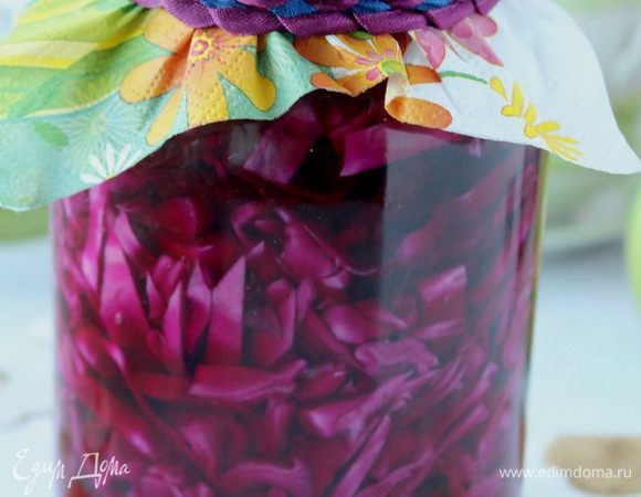 Капусту можно заливать как горячим, так и холодным маринадом. В первом случае она быстрее замаринуется. Через 2–3 дня капуста готова. Храните в холодильнике.