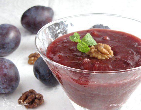 Горячее варенье разложить по стерилизованным банкам и закатать. Я не закатывала, т.к. приготовила половину порции на пробу, и мы ее тут же съели.)))