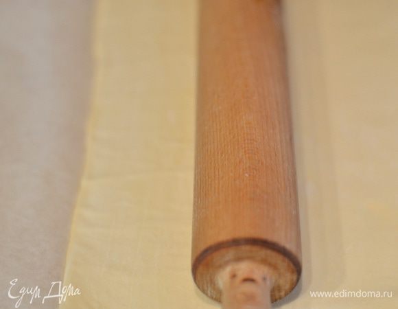 Разморозить тесто, немного раскатать.