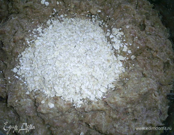 Добавляем овсяные хлопья, перемешиваем до полной однородности.