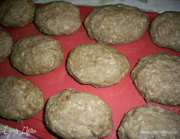 Формируем небольшие котлетки, выкладываем их на разделочную доску или блюдо, размер которых позволяет поместить их в морозилку, застеленные пищевой пленкой. 