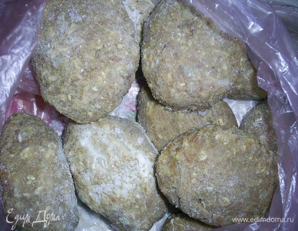 Отправляем котлетки морозилку на пару часов, чтоб они немного подмерзли и держали форму. Затем перекладываем их в плотный пакет или контейнер, в котором они будут храниться дальше.
По мере необходимости достаем партию готовых котлеток и готовим в пароварке 30 минут. Приятного аппетита!!!