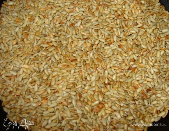 Семечки обжарить на медленном огне до золотистого цвета.