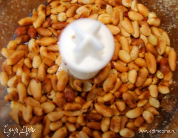 Орешки обжарить. Остудить и бошелушить.