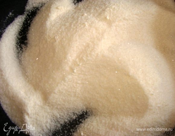 Сахар и муку обжарить на медленном огне