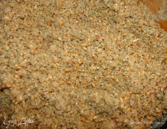 Высыпать семечко-ореховую смесь. Перемешать.