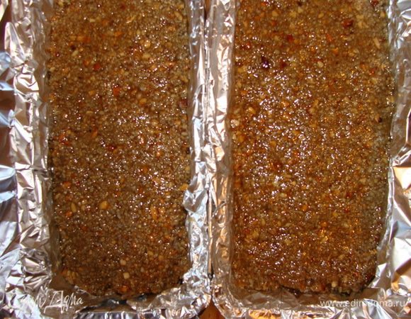 Готовую смесь выложить в форму.