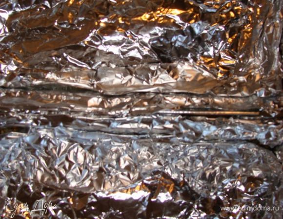 Прикрыть фольгой. И оставить под прессом на ночь.