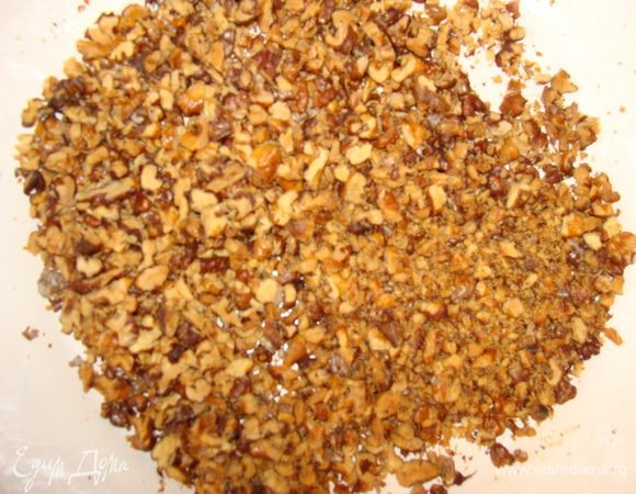 Орехи подсушить в духовке 10-15 минут при 150*  Нам нравится более поджаристые орешки (20-22мин). Остудить. Порубить не очень мелко.