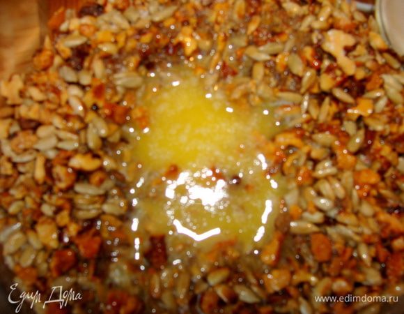 Масло растопить, смешать с соком и желтками и вылить в сухую смесь. Перемешать. Форму застелить пекарской бумагой. Смазать бумагу растительным маслом. Распределить смесь так, чтобы высота не привышала 5-7 мм. Придавить ложечкой. Поставить в духовку на 10-15 мин при 180*. Чтобы козинаки были более поджаренные и карамелизированные, увеличить время до 20-22 минут.