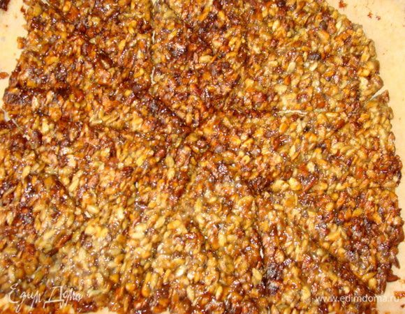 Достать вместе с бумагой. Я, смесь сразу перемешала, чтобы выровнять цвет( снизу получается более румяный оттенок). Опять ровно распределила и придвала ложечкой. Подождать пока остынет до чуть теплого состояния и разрезать стрвм ножом. 